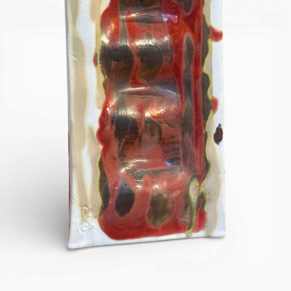 Narrazione silente: la scultura rossa come punto focale in una libreria d'autore.