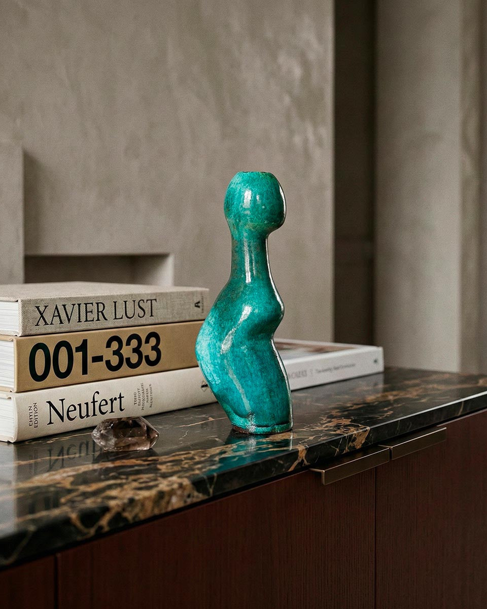 Profilo sinuoso di scultura in ceramica turchese con finitura lucida.