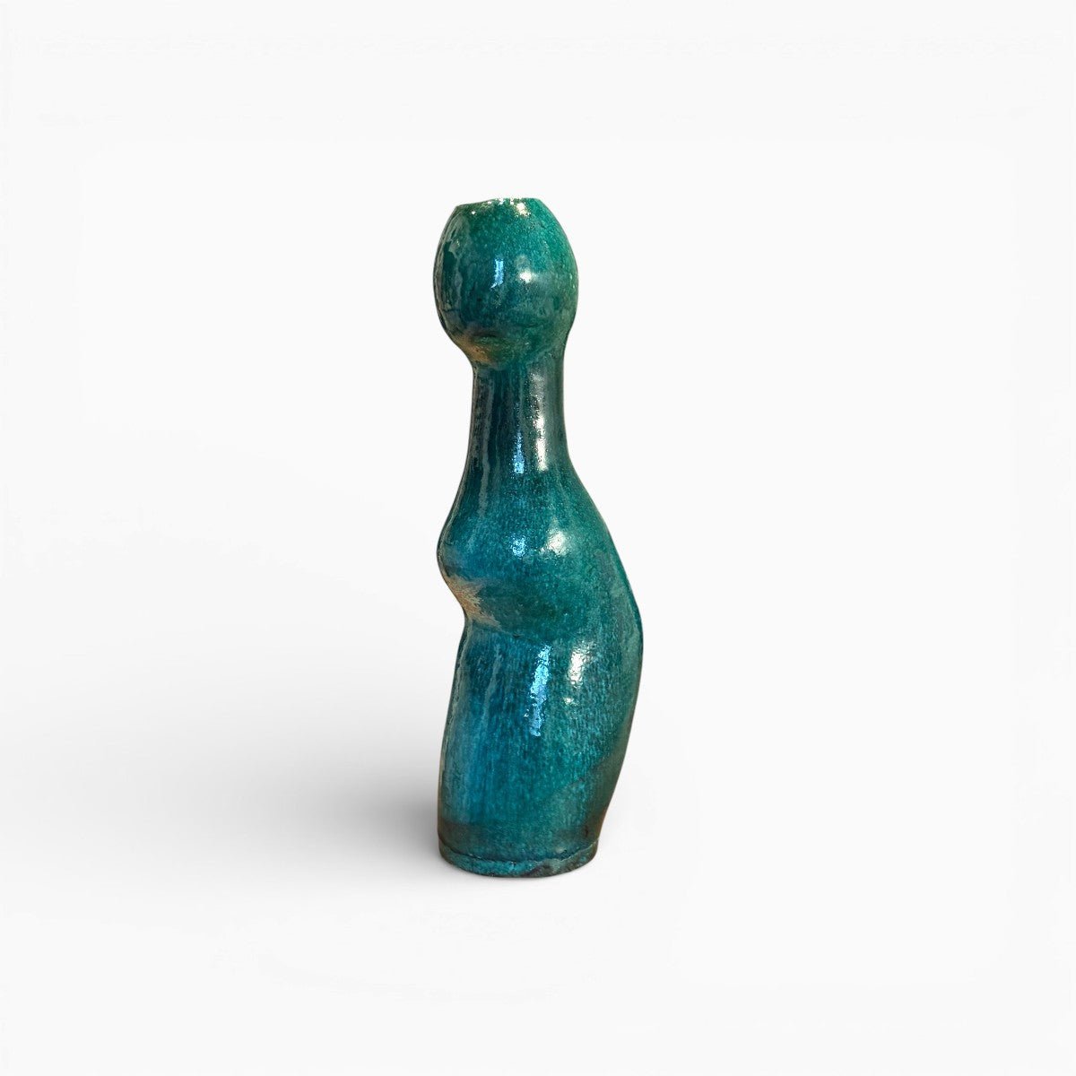 Base solida e arrotondata della scultura fatta a mano in ceramica.