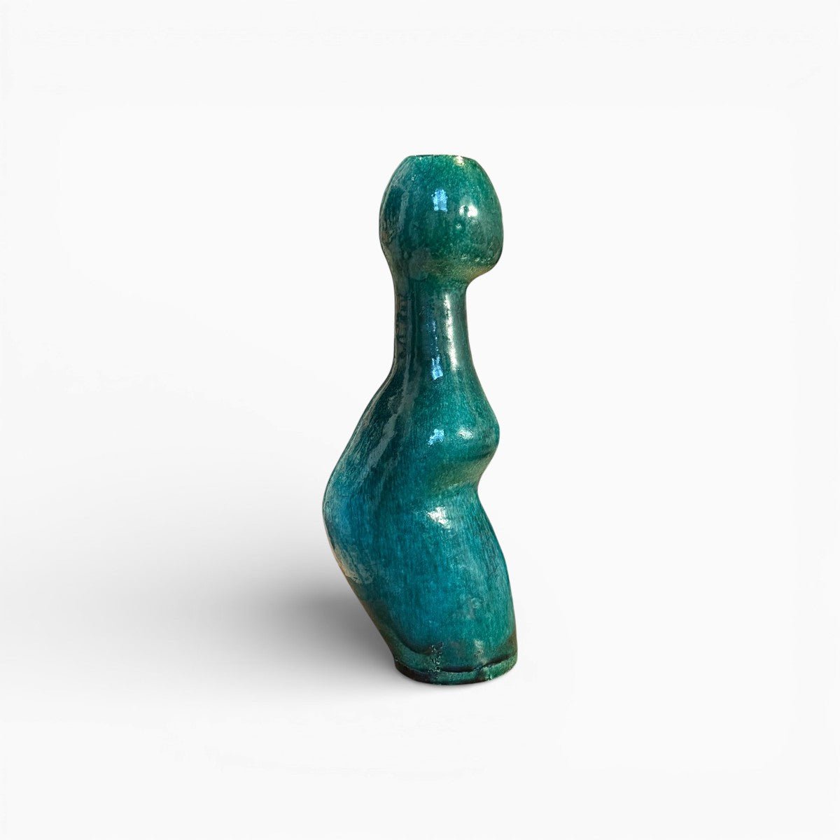 Esempio di posizionamento della scultura su una mensola minimalista bianca.