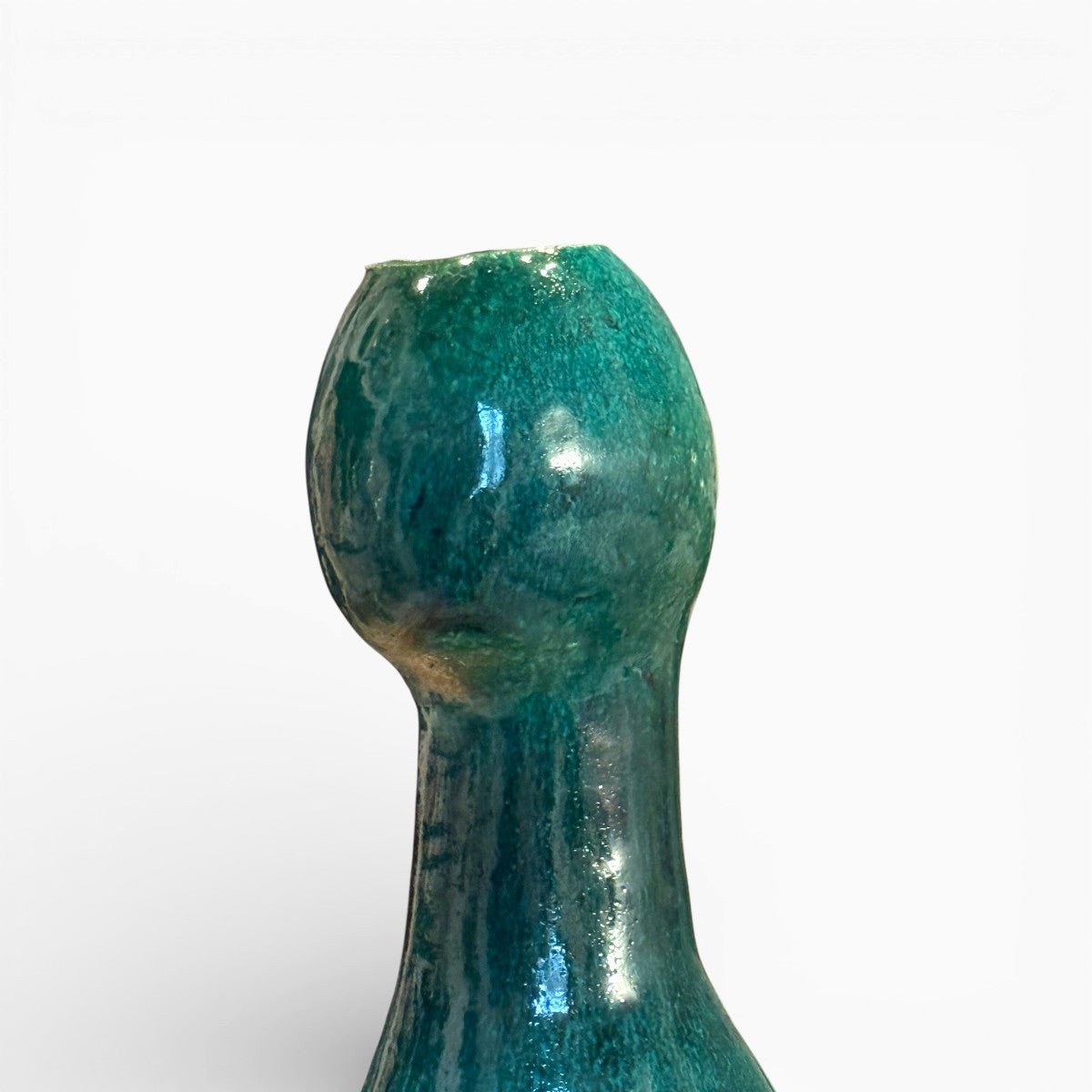 Curva elegante del collo della scultura Essenza Cerulea.