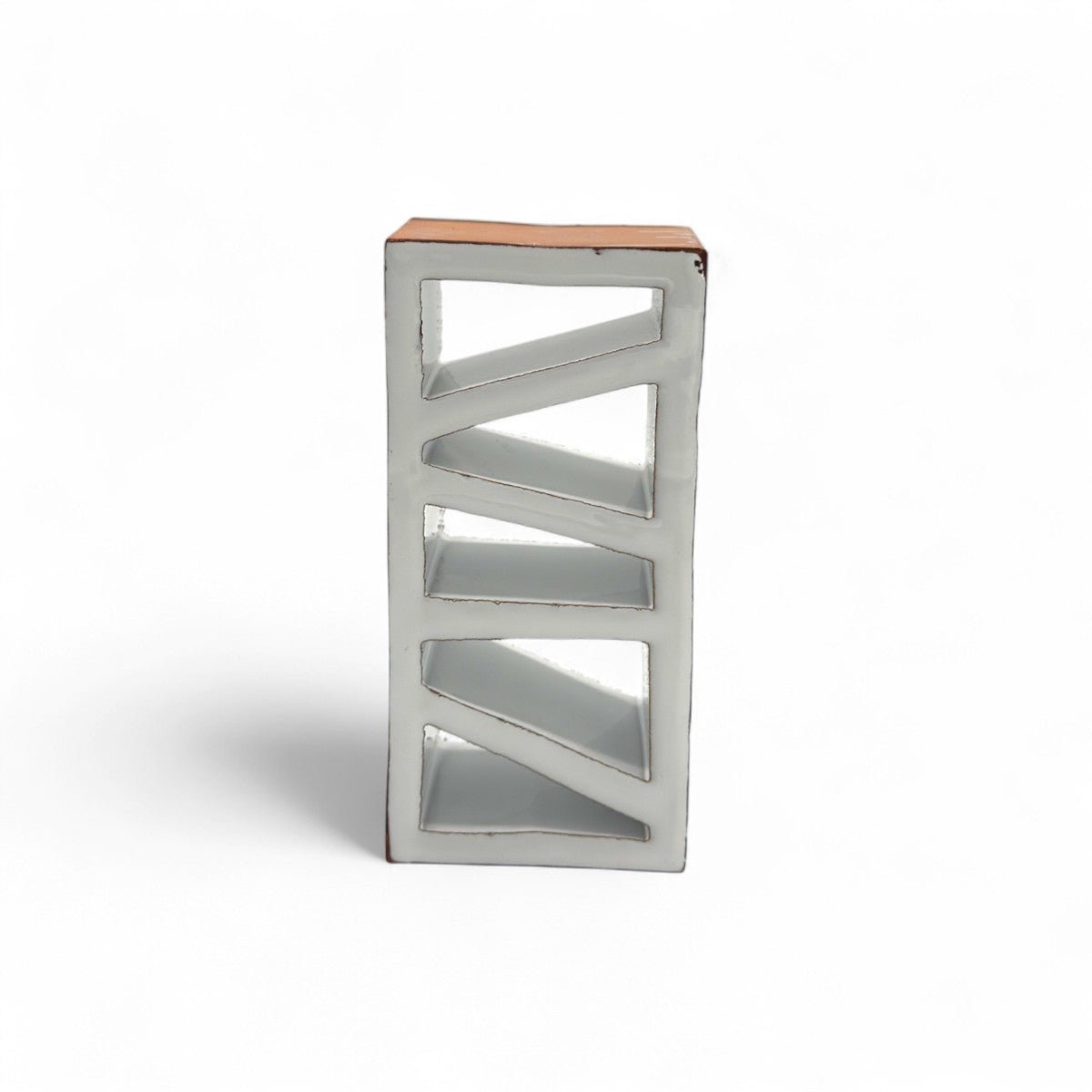 La scultura Alba Inclinata esposta con la sua controparte "Ombra Vermiglia".