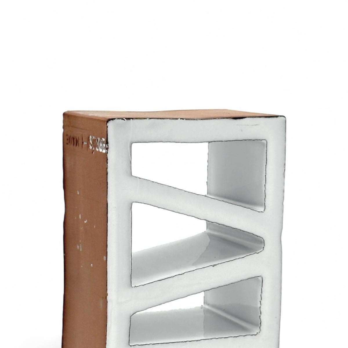 Primo piano dello smalto bianco candido e liscio sulla facciata della scultura.