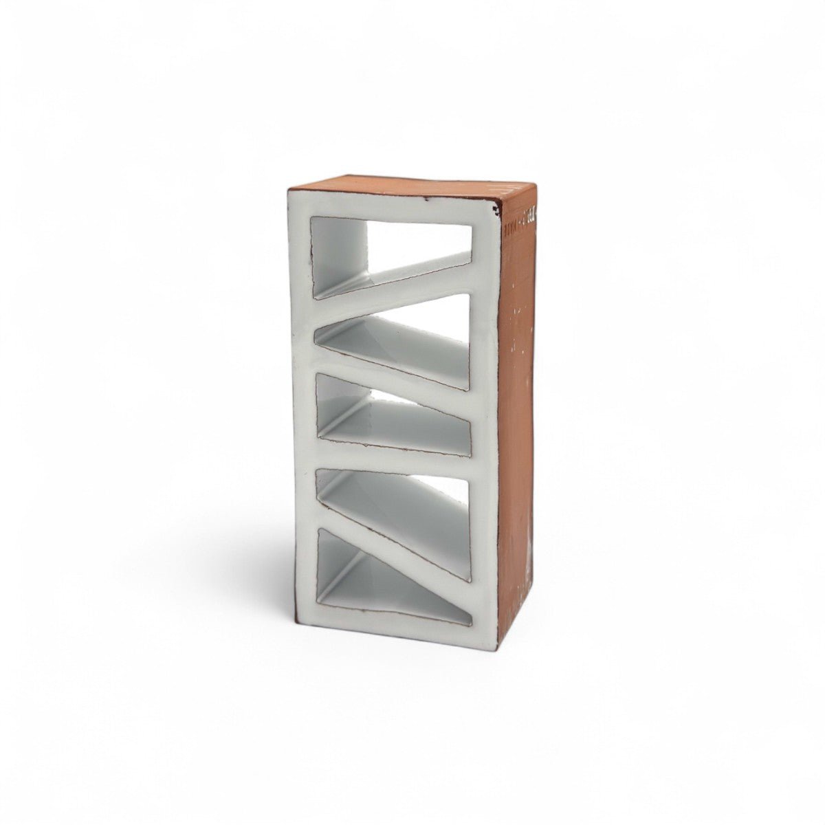 Vista che evidenzia i tagli diagonali e la griglia geometrica della scultura.