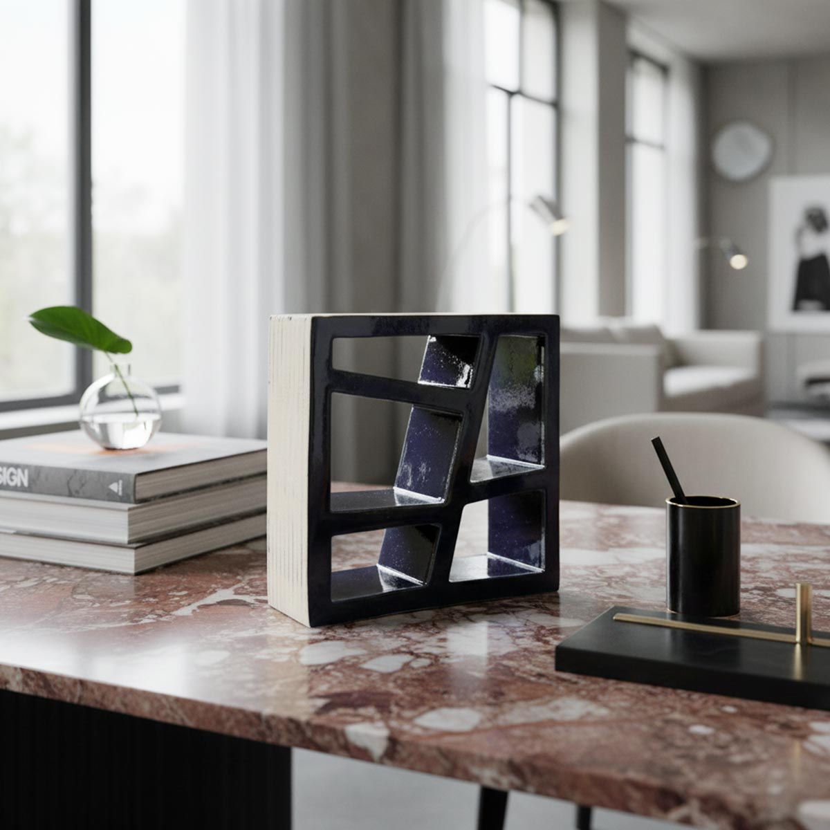 Scultura in terracotta blu Intreccio Notturno, dal design architettonico e complesso.