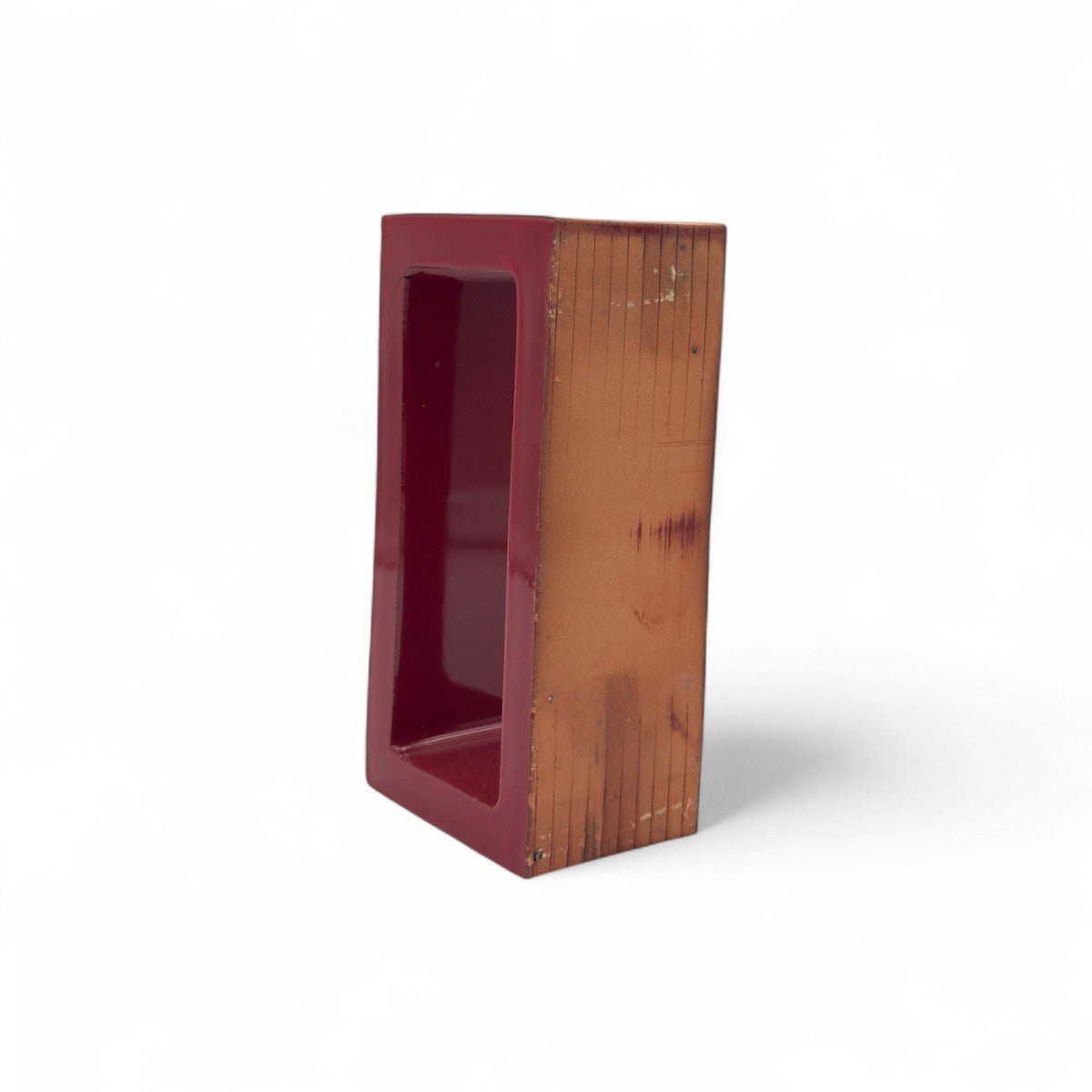 Dettaglio della texture grezza e autentica della terracotta sulla parte esterna della scultura.