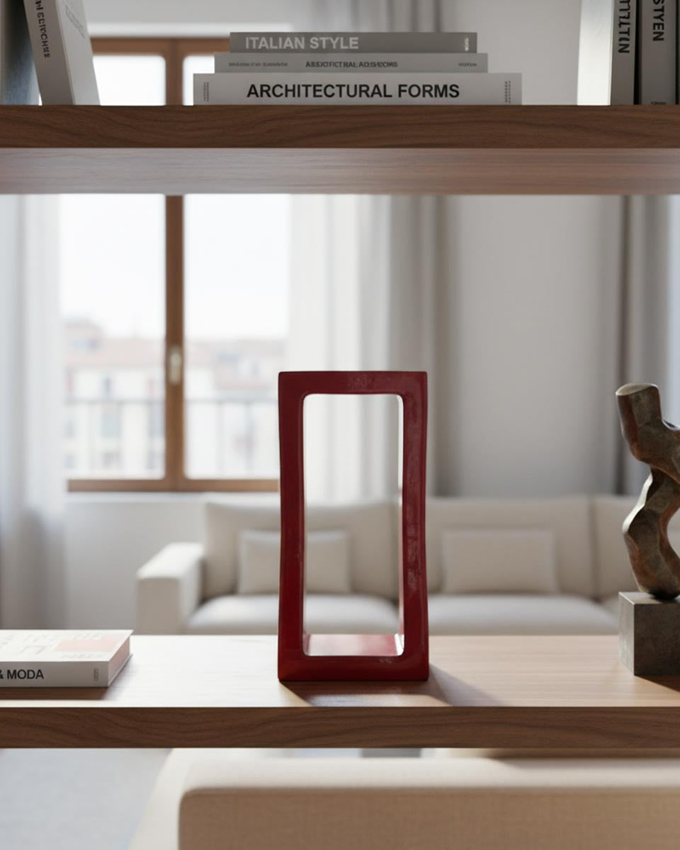 Scultura in terracotta rossa Passaggio Rubino, con design a soglia e interno smaltato.