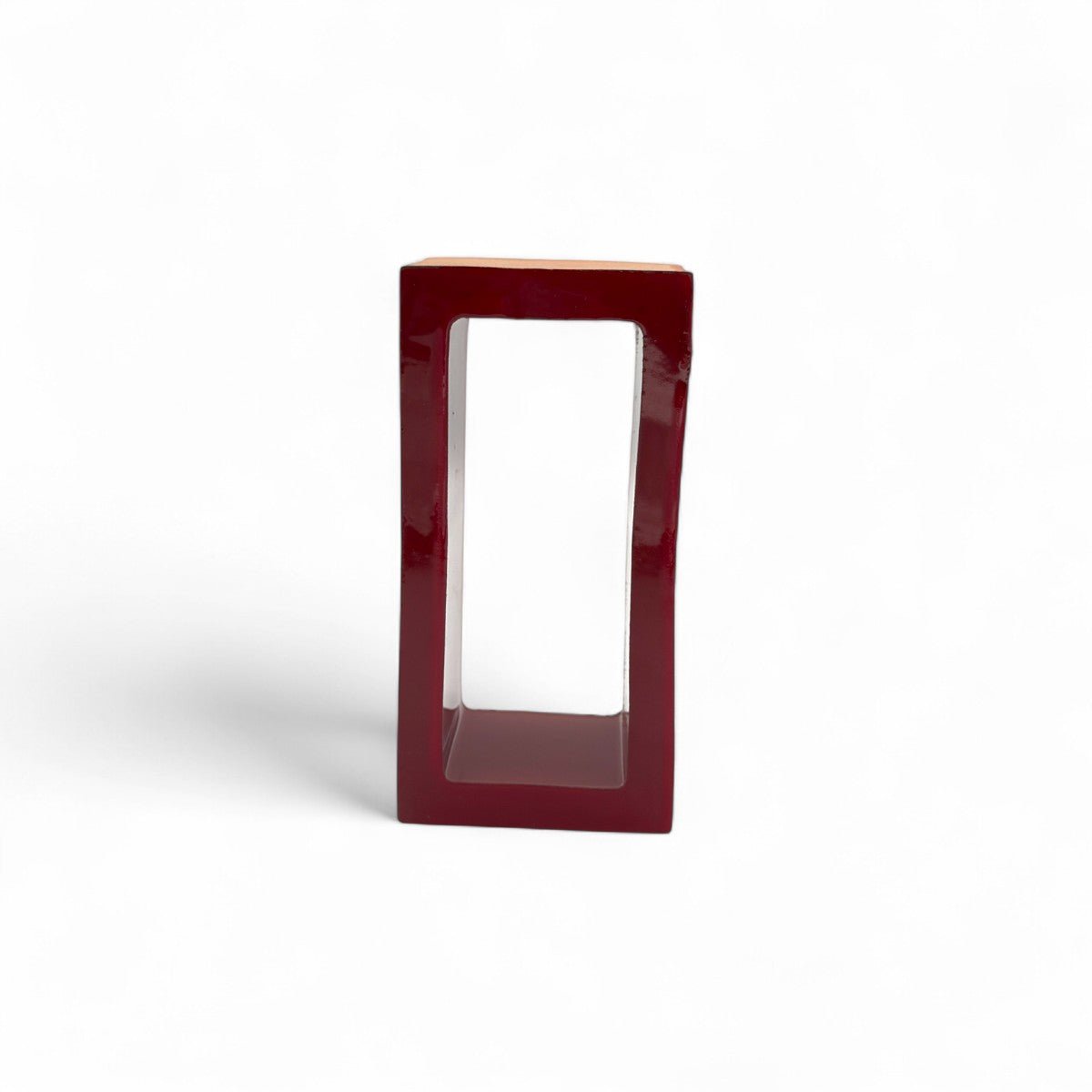 Luce che attraversa la scultura Passaggio Rubino, creando un bagliore rosso all'interno.