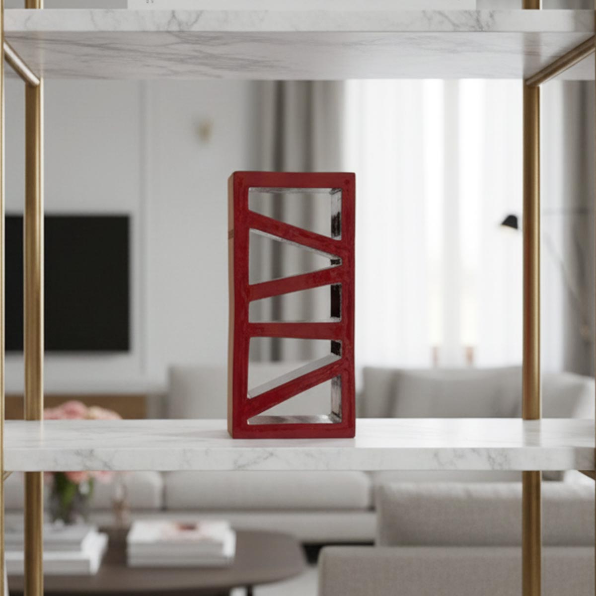 La scultura in terracotta rossa Ombra Vermiglia esposta su una mensola in legno scuro.