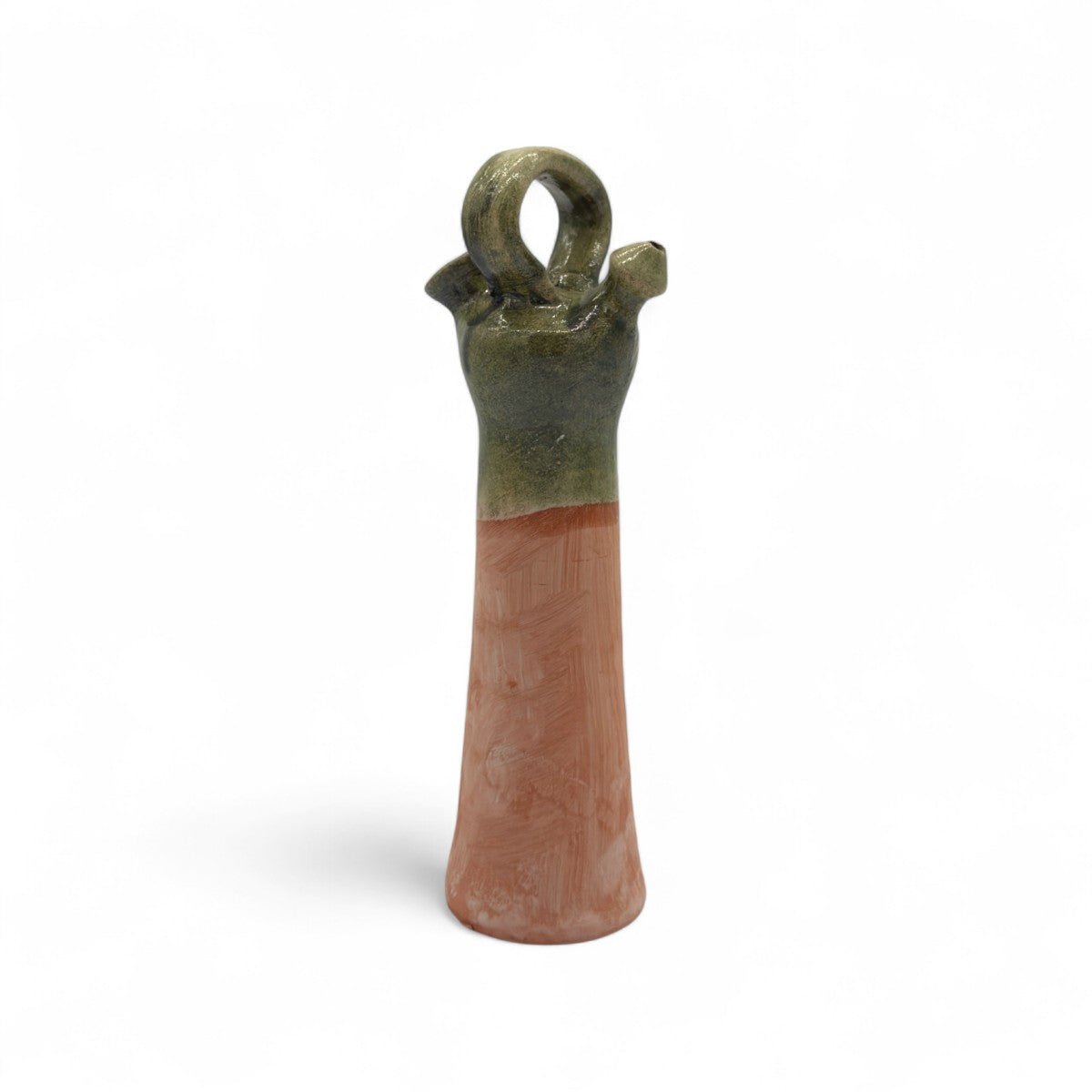 Dettaglio della base in terracotta nuda e porosa della scultura, che ne mostra la texture.