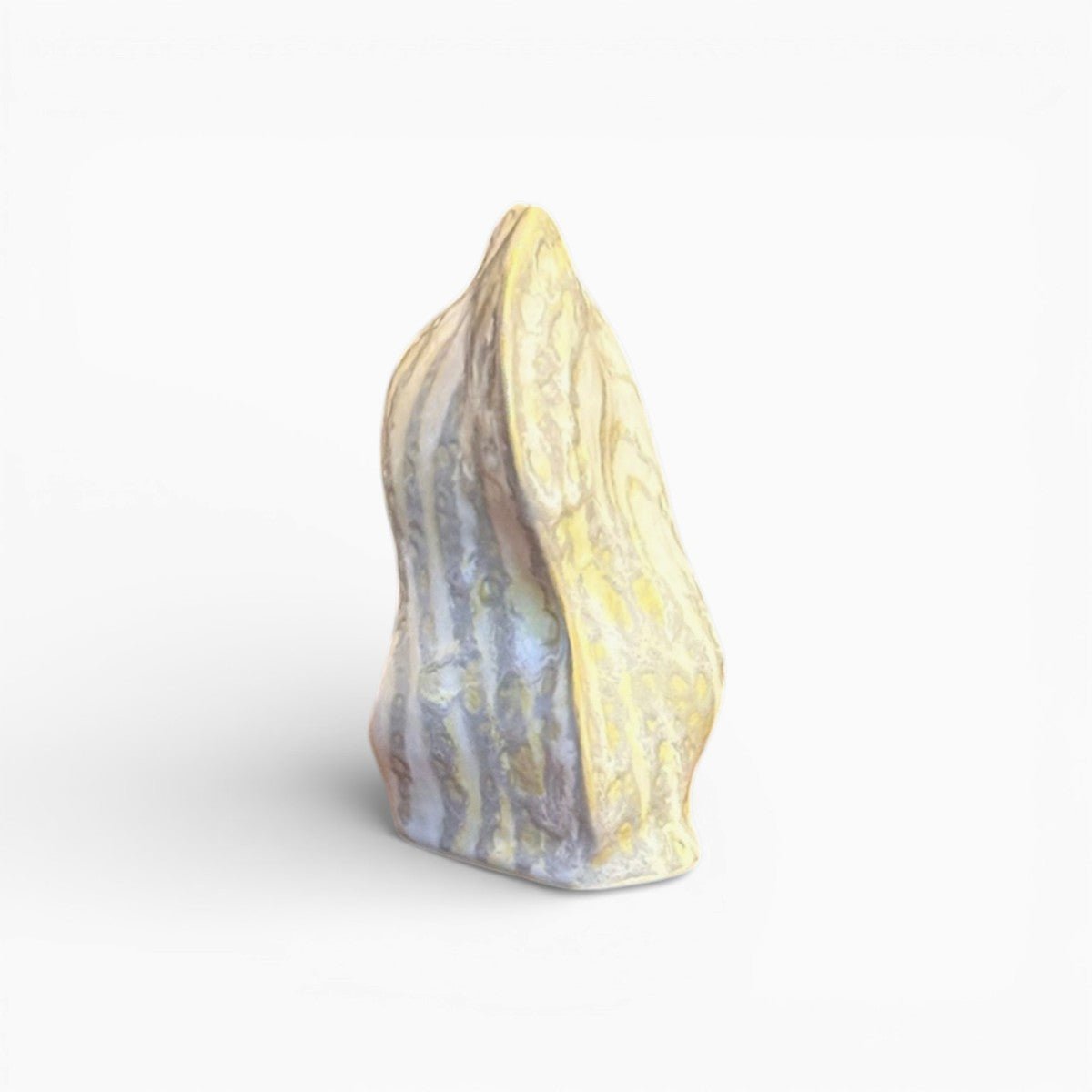 Scultura Vicode posizionata su un piano in pietra naturale per un effetto materico.