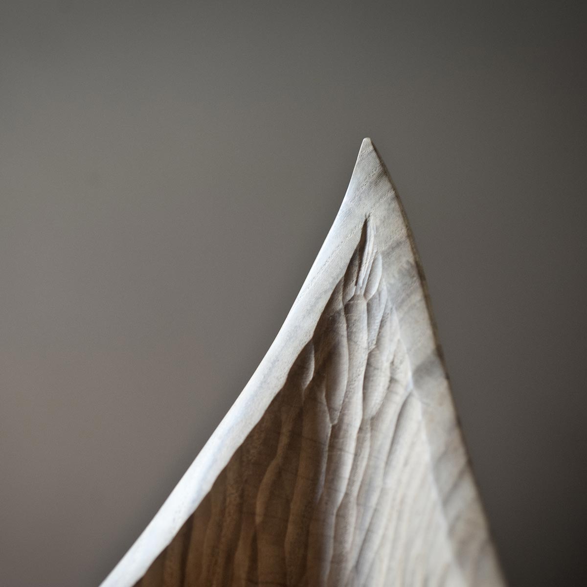 La scultura di Estebanland esposta su una console, che mostra le sue curve armoniose.