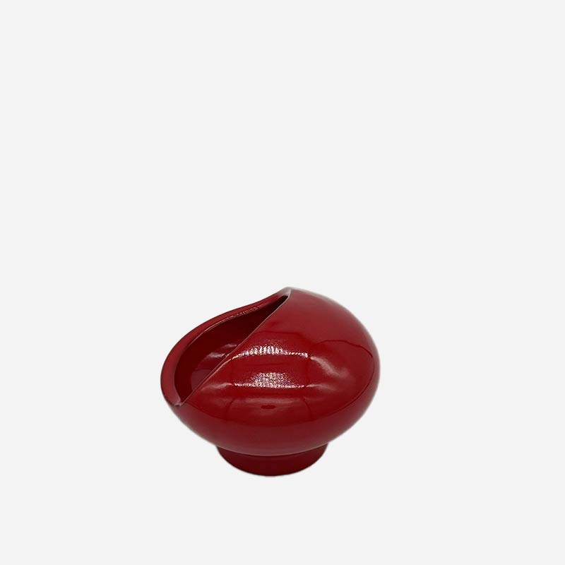 Profilo della Scultura Rosso Ember che ne evidenzia le curve e lo spessore della ceramica.