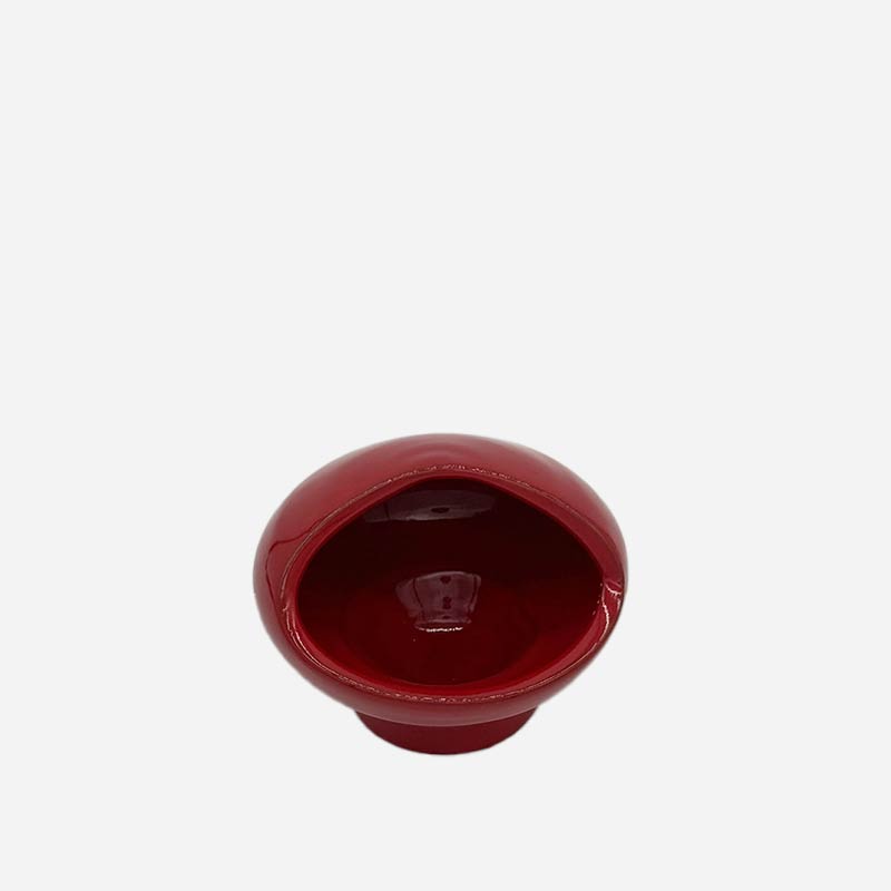 La Scultura Rosso Ember come oggetto decorativo su un tavolino da caffè in vetro.