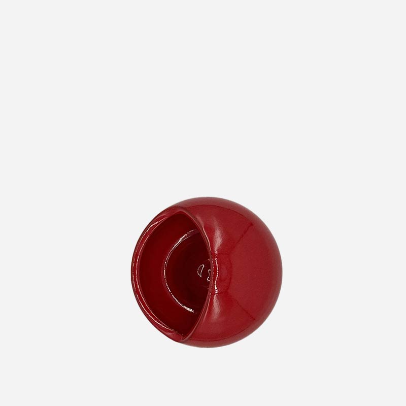 La Scultura Rosso Ember accanto a un mazzo di chiavi per mostrarne l'uso come svuotatasche.