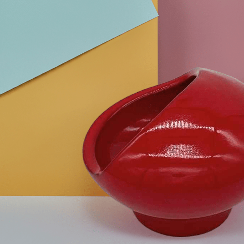 Primo piano della finitura lucida e del colore vibrante della Scultura Rosso Ember.