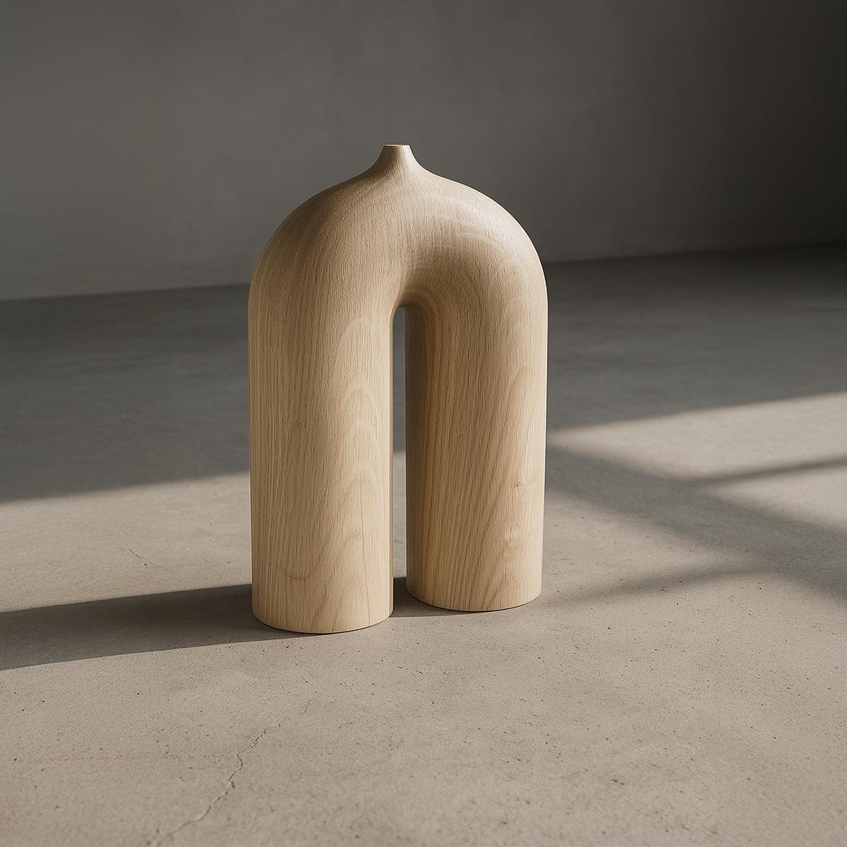 La scultura di Estebanland posizionata su un tavolo come centrotavola di design minimalista.