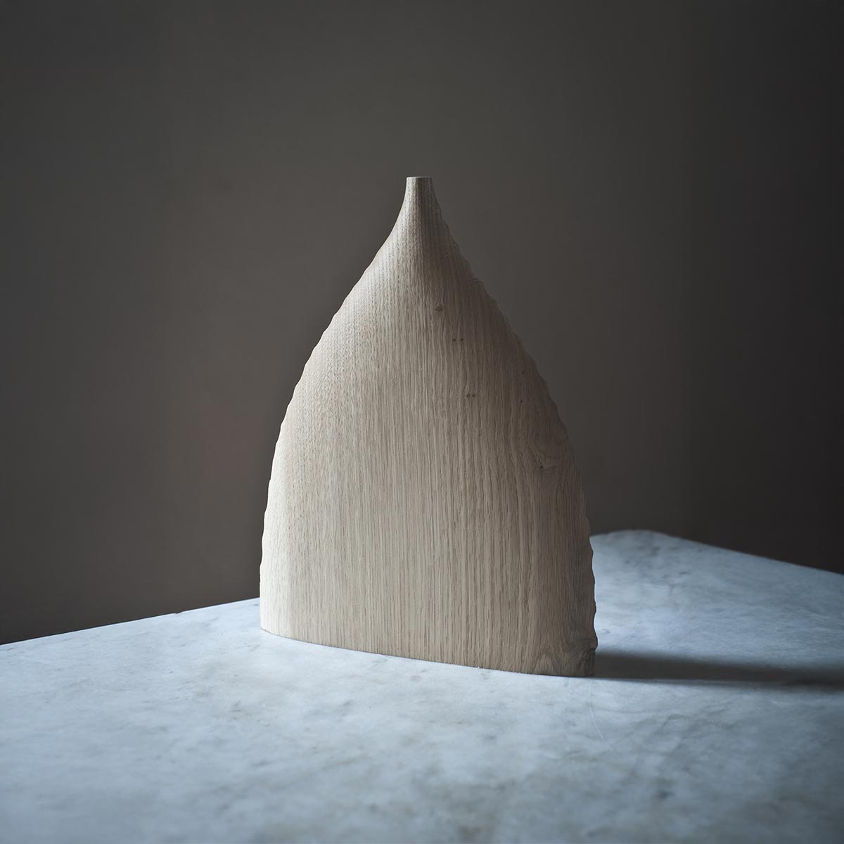 La scultura di Estebanland posizionata su un tavolino da caffè in un interno minimalista.