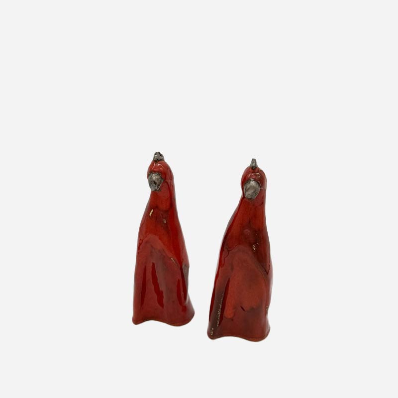 Coppia di pappagallini Scarlet Duo vintage in ceramica rosso scarlatto con dettagli in argento.