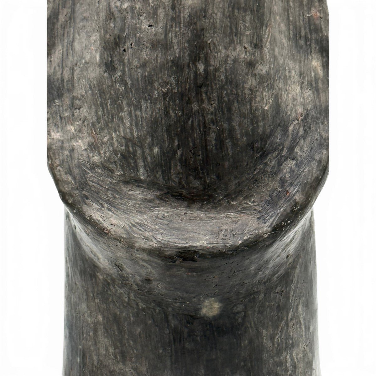 La scultura di Habiba esposta come magnetico accento di design d'avanguardia in un soggiorno di lusso.