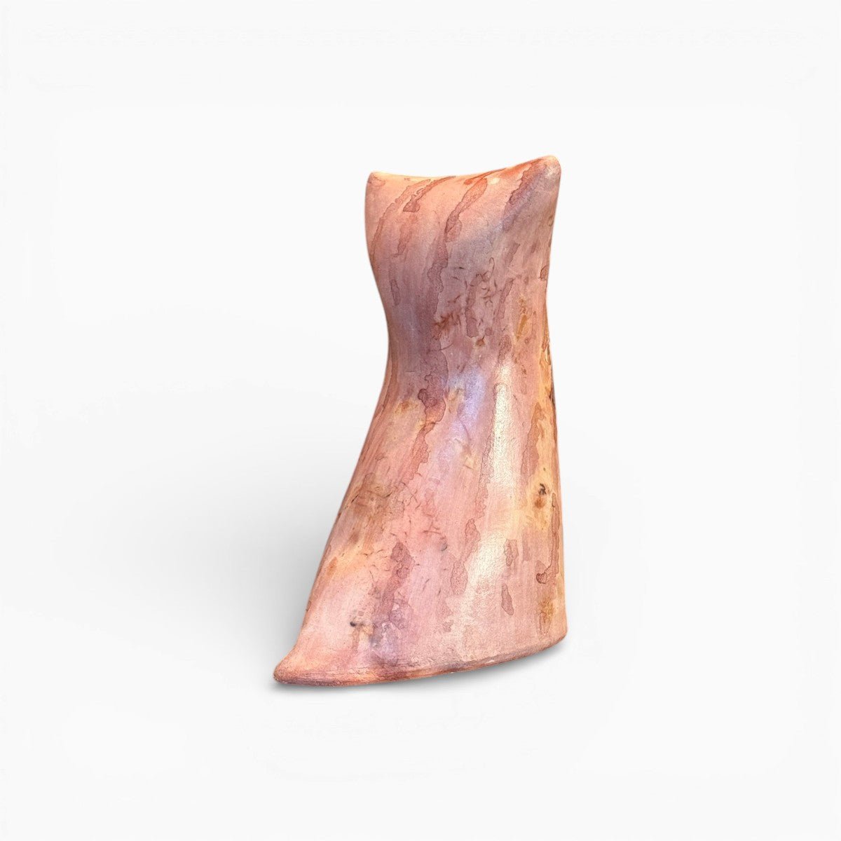 Gesto artigianale visibile nelle incisioni grafiche che percorrono la ceramica.