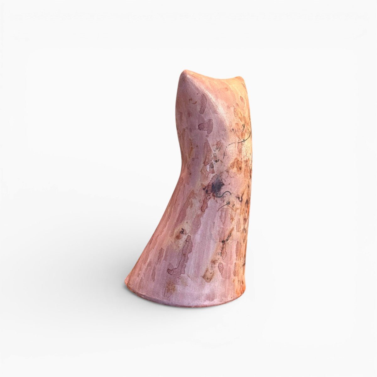 Scultura Vicode posizionata su una base di legno chiaro per un contrasto organico.