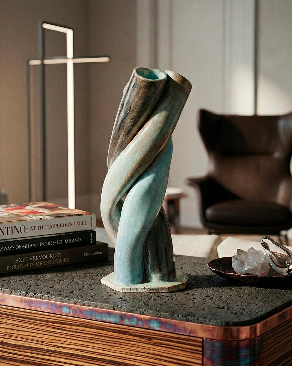 Primo piano delle tre aperture superiori della scultura Vortice Elementale.