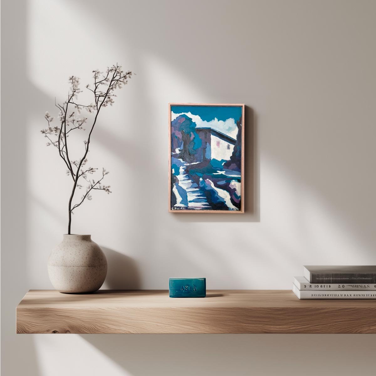 Primo piano della texture della terracotta e dello smalto lucido su una scultura personalizzata.