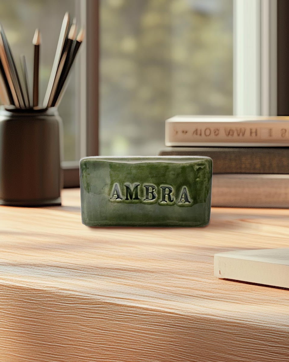 Scultura personalizzata con nome in terracotta smaltata, che mostra il nome "Giulia" in colore verde.