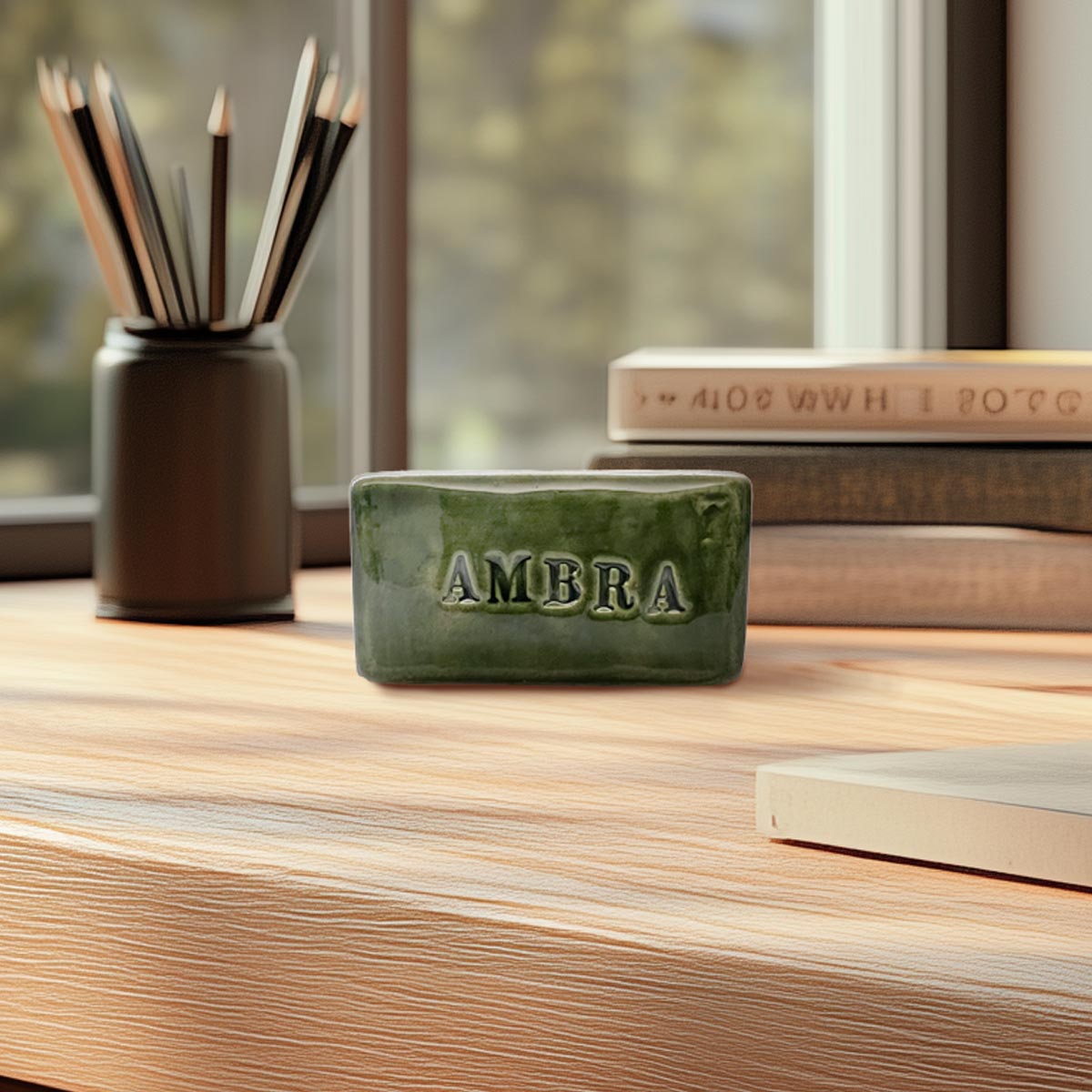 Scultura personalizzata con nome in terracotta smaltata, che mostra il nome "Giulia" in colore verde.