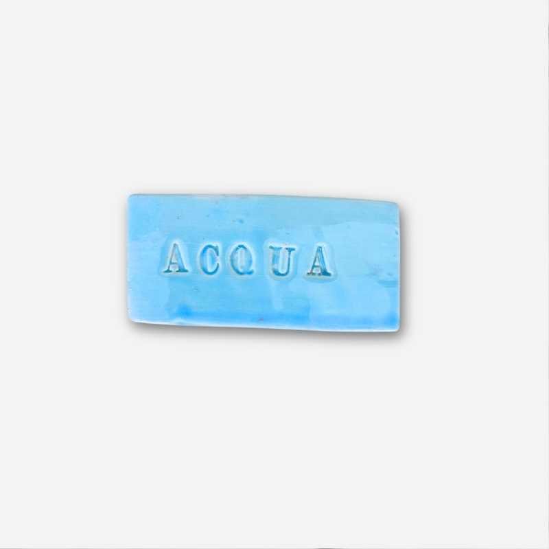 Dettaglio della scultura dell'Acqua, con smalti fluidi nei toni del blu e del verde.