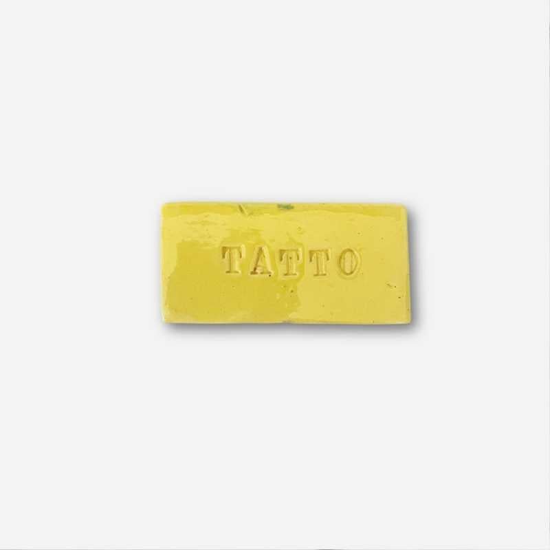 Mano che tiene la scultura del Tatto, mostrandone le dimensioni e la finitura artigianale.