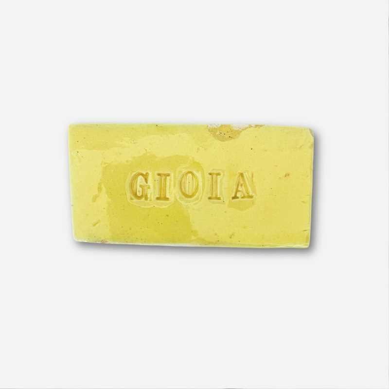 Le cinque Sculture I Sentimenti esposte in fila su una libreria di design.