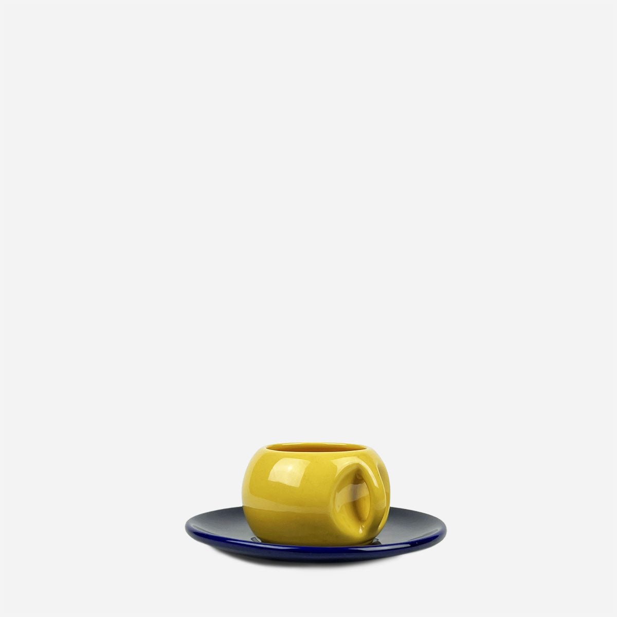 Il servizio da tè Majorelle esposto in una vetrina come pezzo da collezione vintage.