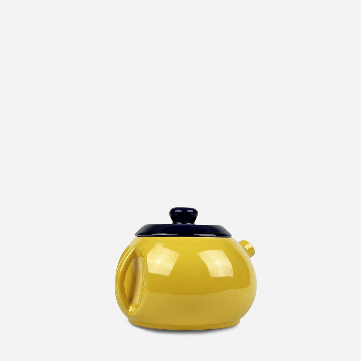 Il Set da tè Majorelle apparecchiato su un tavolo in legno per un tè pomeridiano.