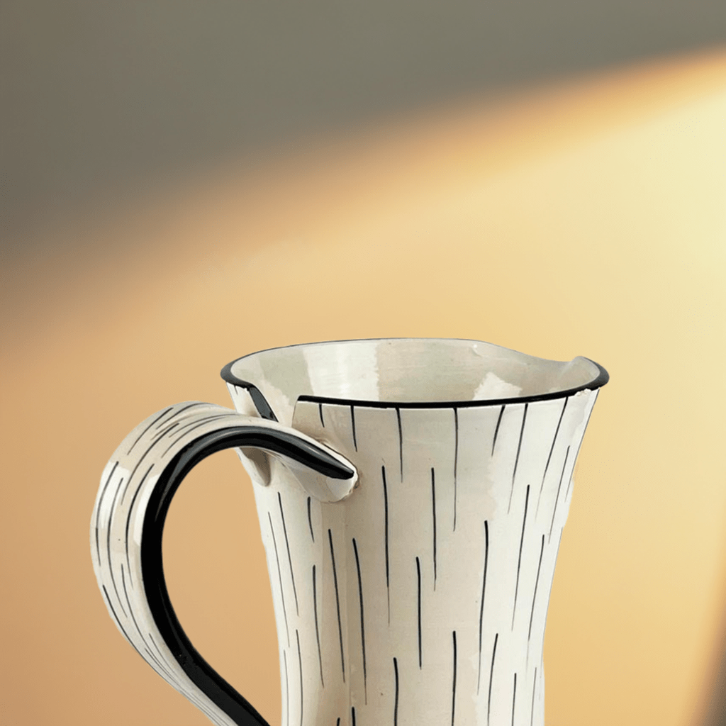 Primo piano delle illustrazioni vintage di limoni dipinte a mano sulla caraffa del set.