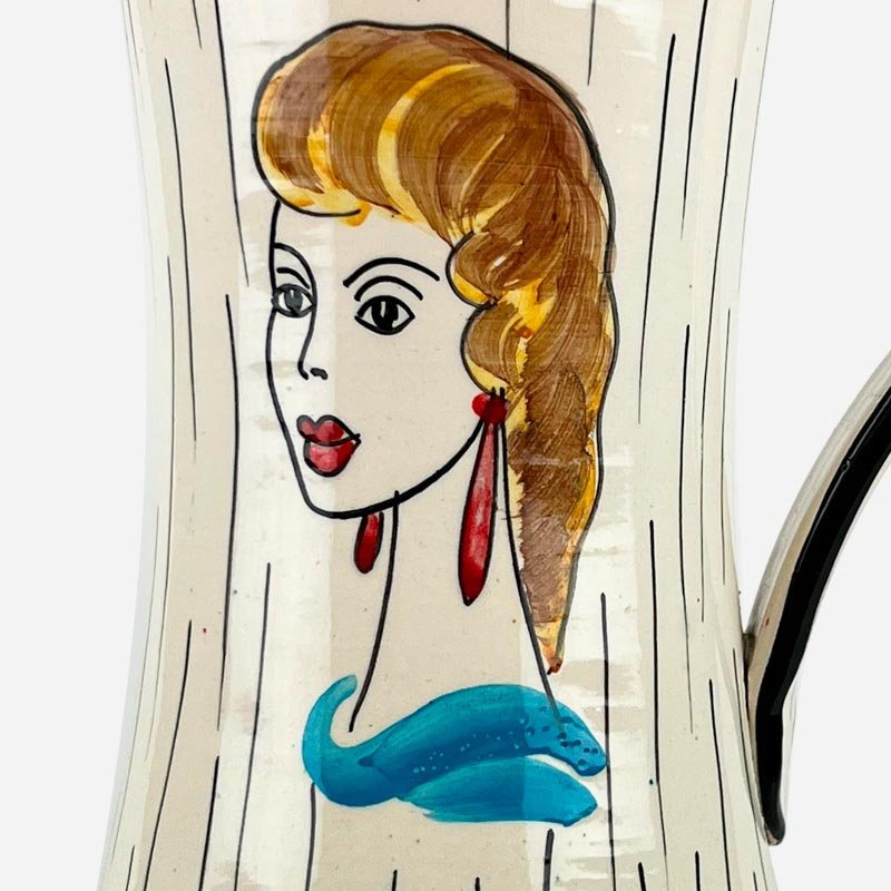 Il set limonata vintage apparecchiato su un tavolo da giardino per una bevanda estiva.