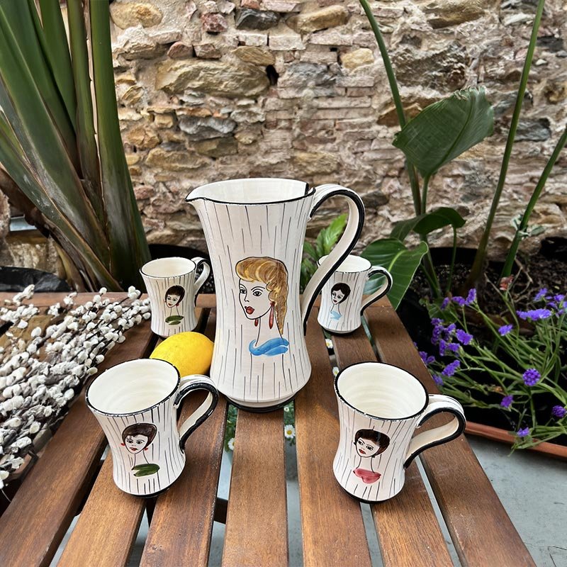 Dettaglio del vibrante colore giallo e blu sulla ceramica di Montelupo del set da limonata.