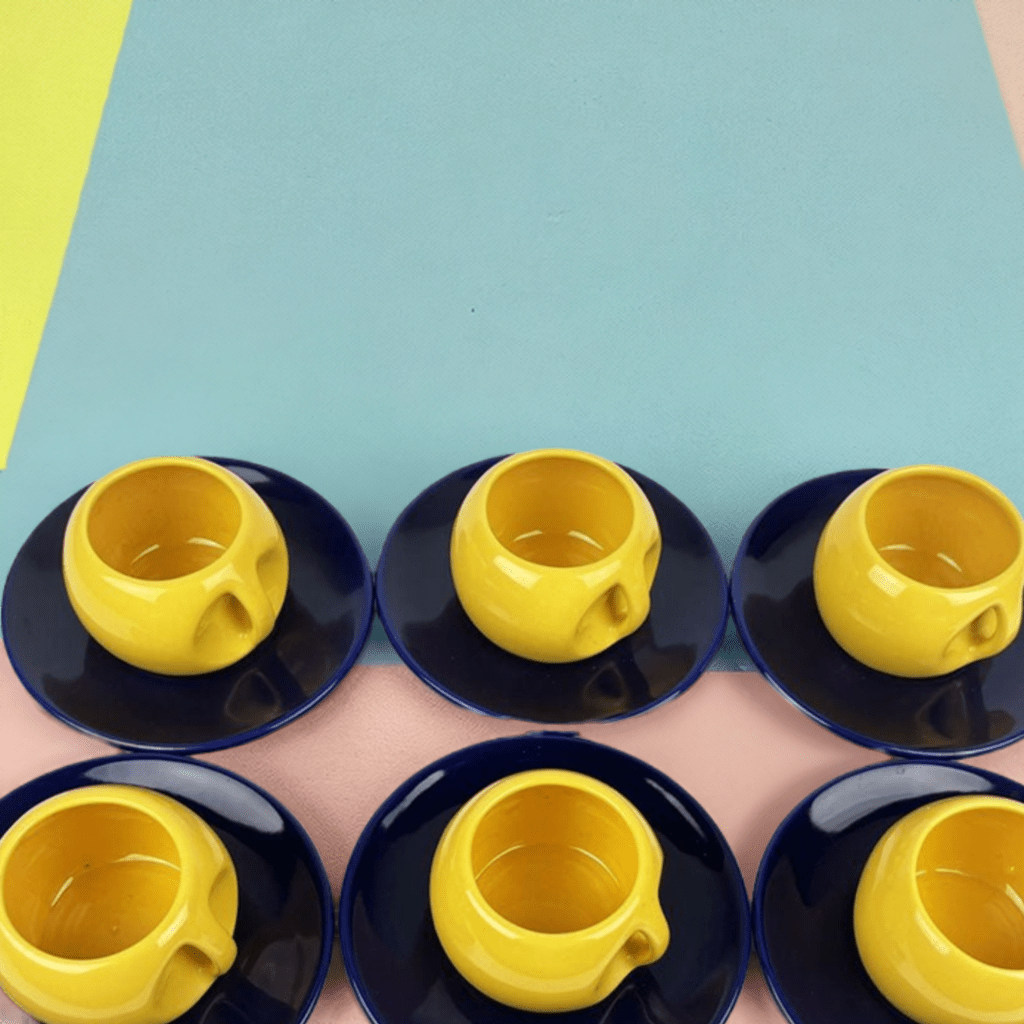 Primo piano della teiera del Set da tè Majorelle con decorazioni blu cobalto e giallo sole.