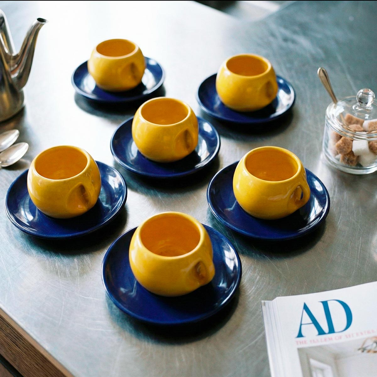 Dettaglio di una tazza e del suo piattino del Set da tè Majorelle che mostrano il design sinuoso anni '70.