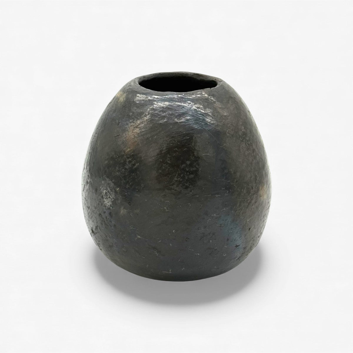 Vaso sferico nero ancestrale Farida isolato su sfondo chiaro.