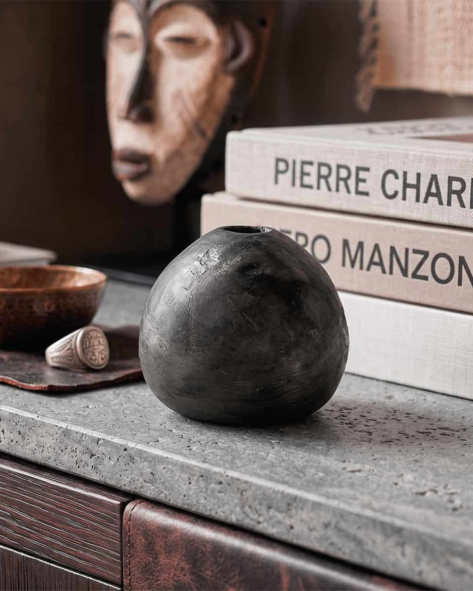 vaso di design malles x vicode ambientato su una credenza in pietra