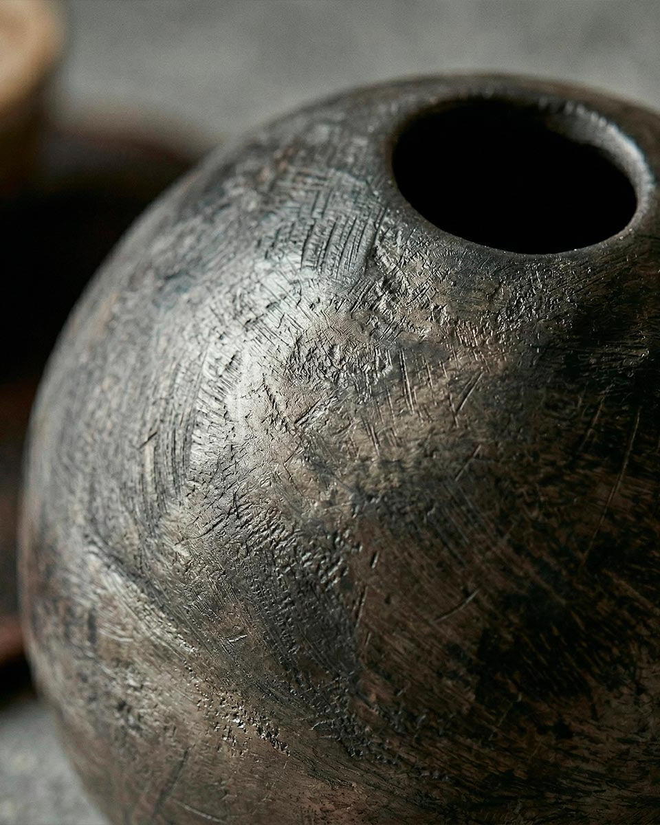 Sfera in ceramica nera Marowa, collezione Malles x Vicode, design sferico UNESCO.