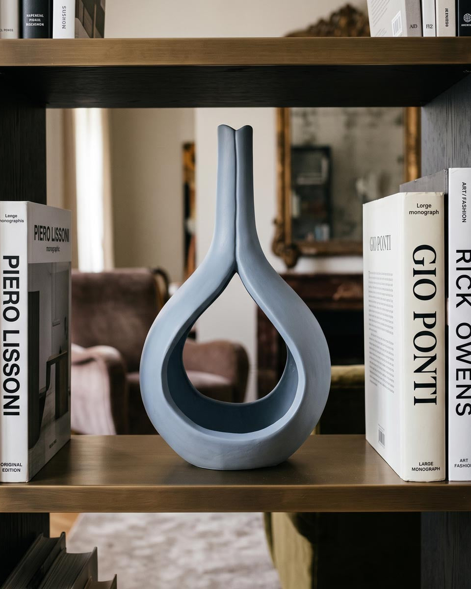 Ceramica artistica contemporanea Sillage, vaso scultura azzurro polvere della collezione GESSO