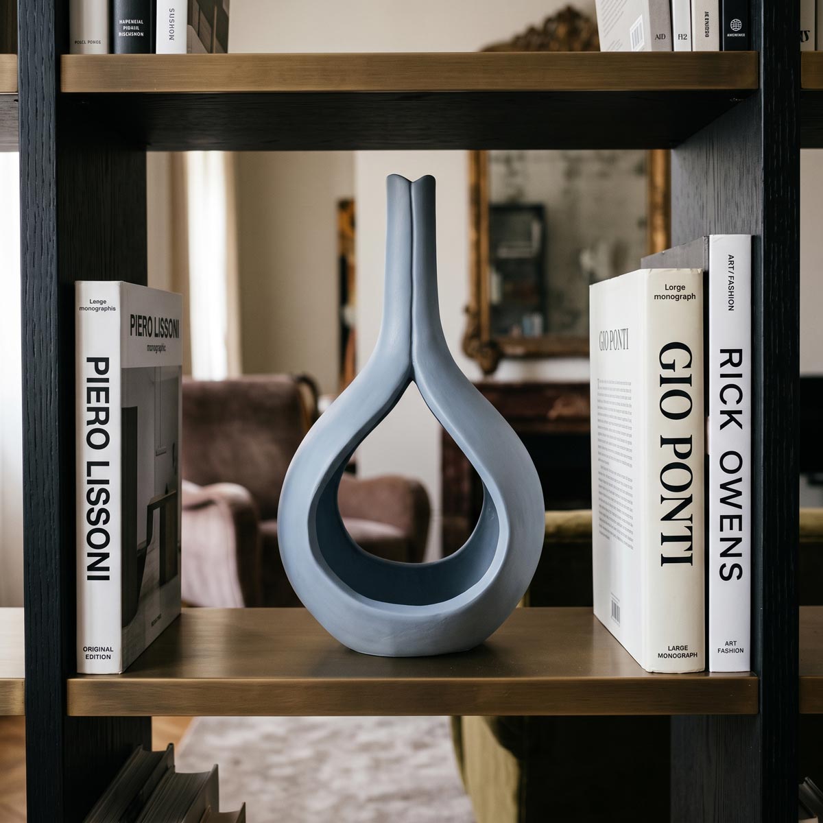 Ceramica artistica contemporanea Sillage, vaso scultura azzurro polvere della collezione GESSO