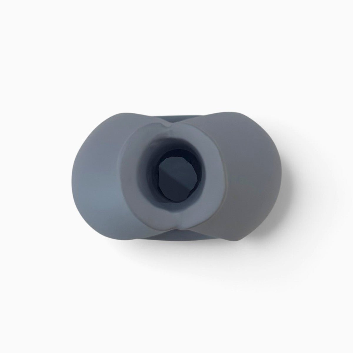 Sillage vaso scultura in ceramica artistica azzurro polvere su sfondo bianco