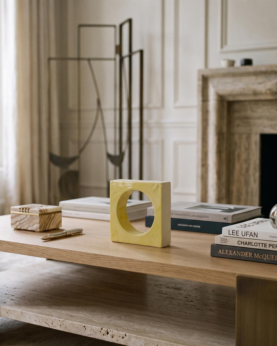 Soglia Solare scultura geometrica in ceramica gialla ambientata in un interno contemporaneo