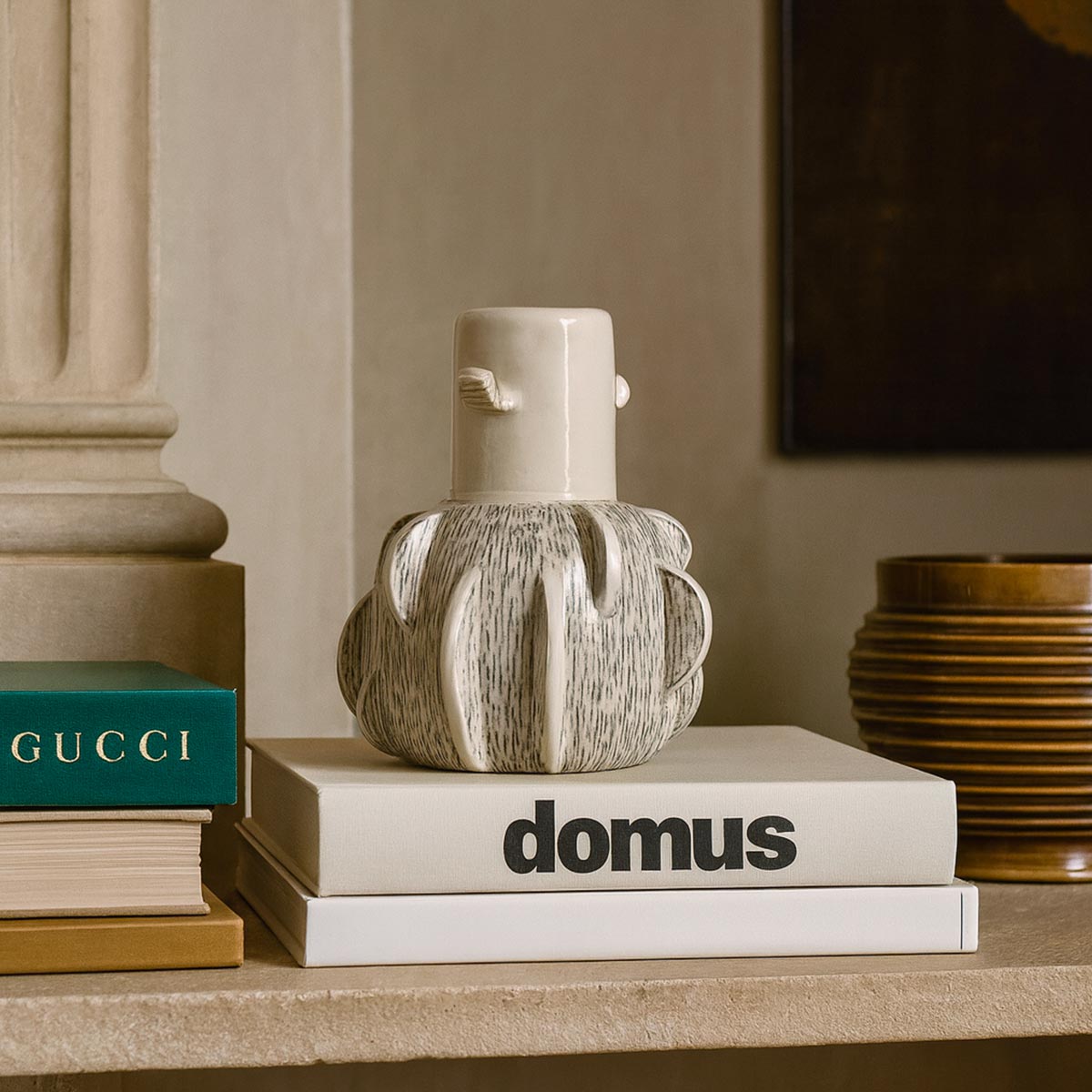 Primo piano delle linee incise che richiamano la trama di una corteccia sul vaso scultoreo.