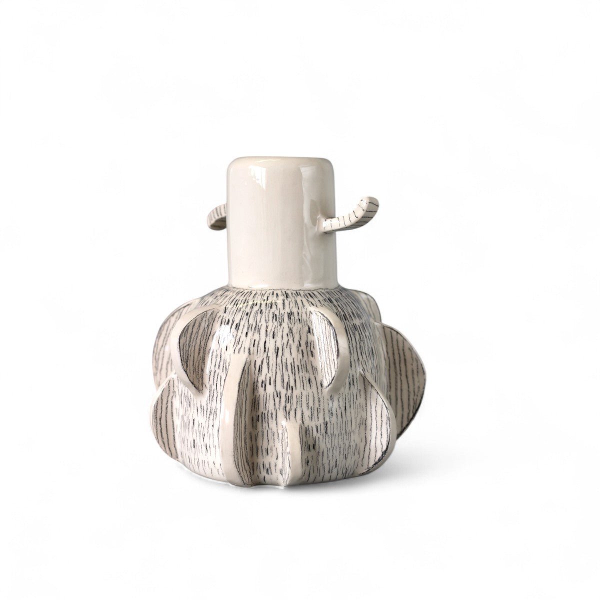 Vista di tre quarti del vaso Sussurri di Corteccia, che evidenzia i giochi di luce sulla texture.