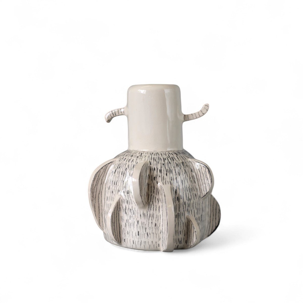 Profilo del vaso scultoreo che ne mostra i rilievi sinuosi e la forma tondeggiante.